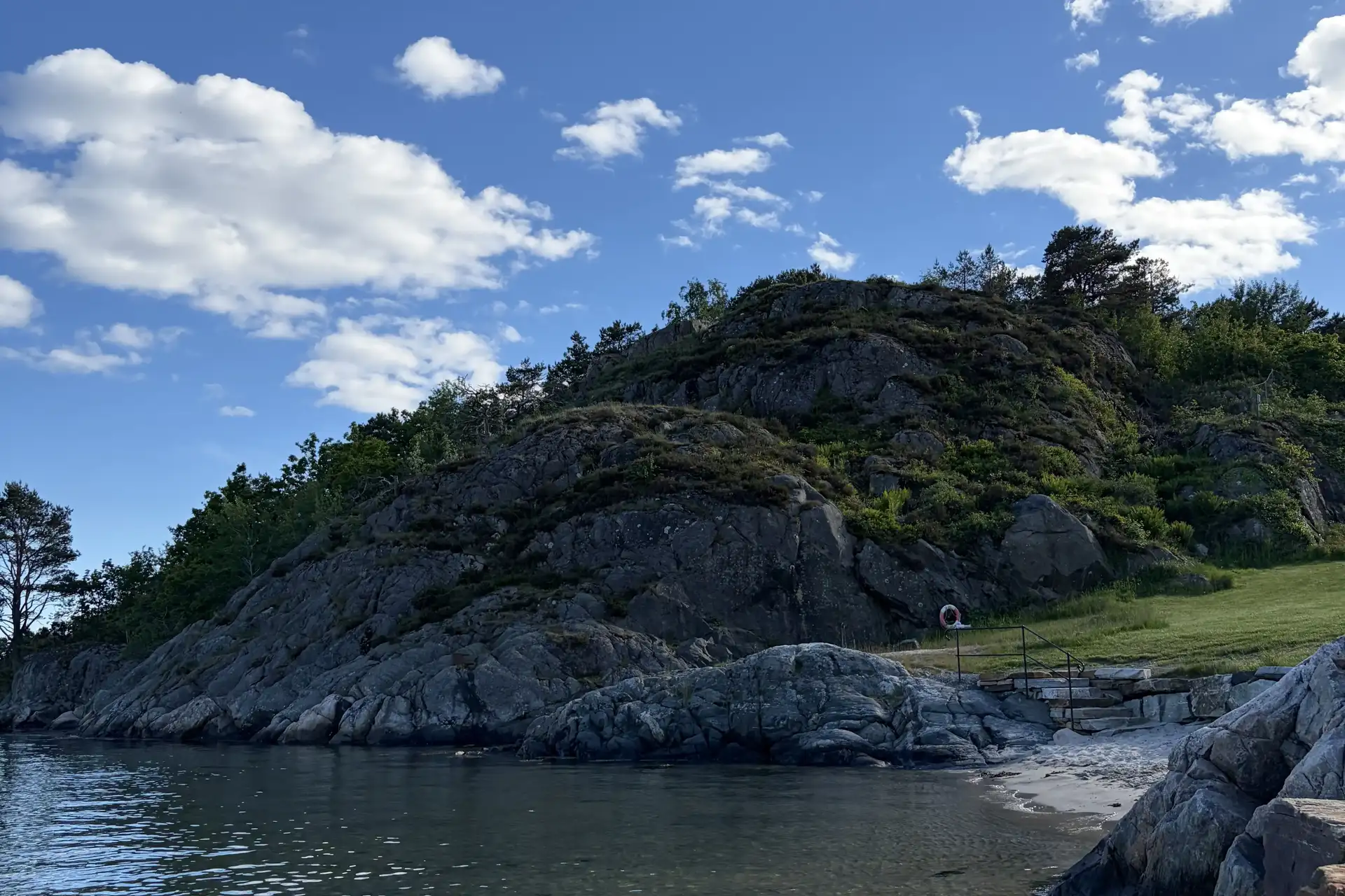 Bildet kan inneholde: vann, stein, terreng, kyst, kyst- og oseaniske landformer.