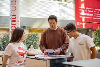 Det er ekstra lett å finne folk å spørre på campus de første dagene.