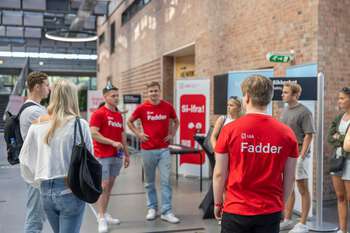Tjenester, tilbud og studentforeninger står på stands på campus i studiestart-uka