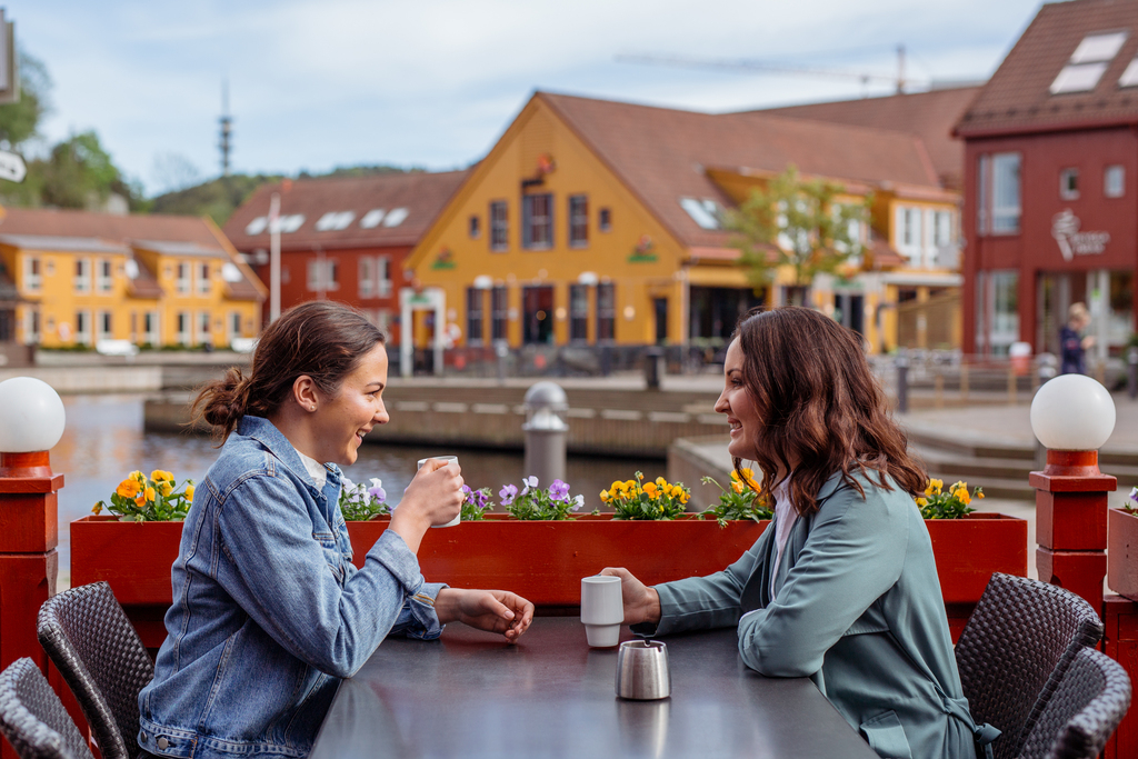 Bildet kan inneholde: smil, frisyre, dagtid, menneskelig, lykkelig.