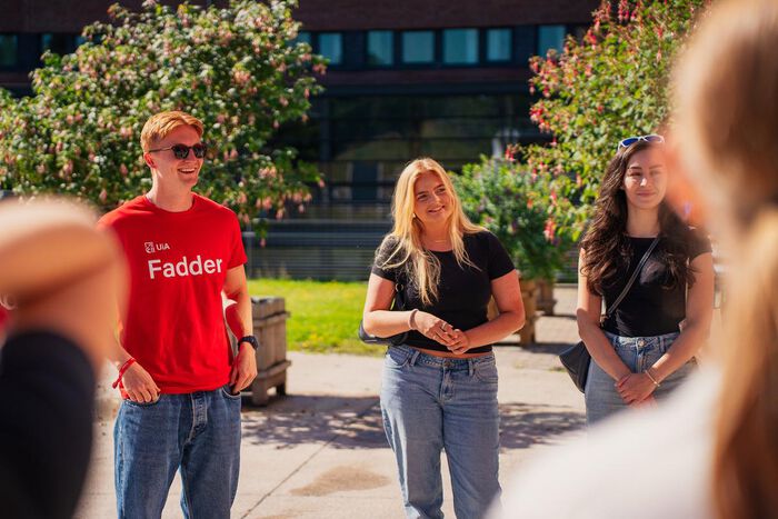 Bildet kan inneholde: smil, denim, lykke, ungdom, jeans.