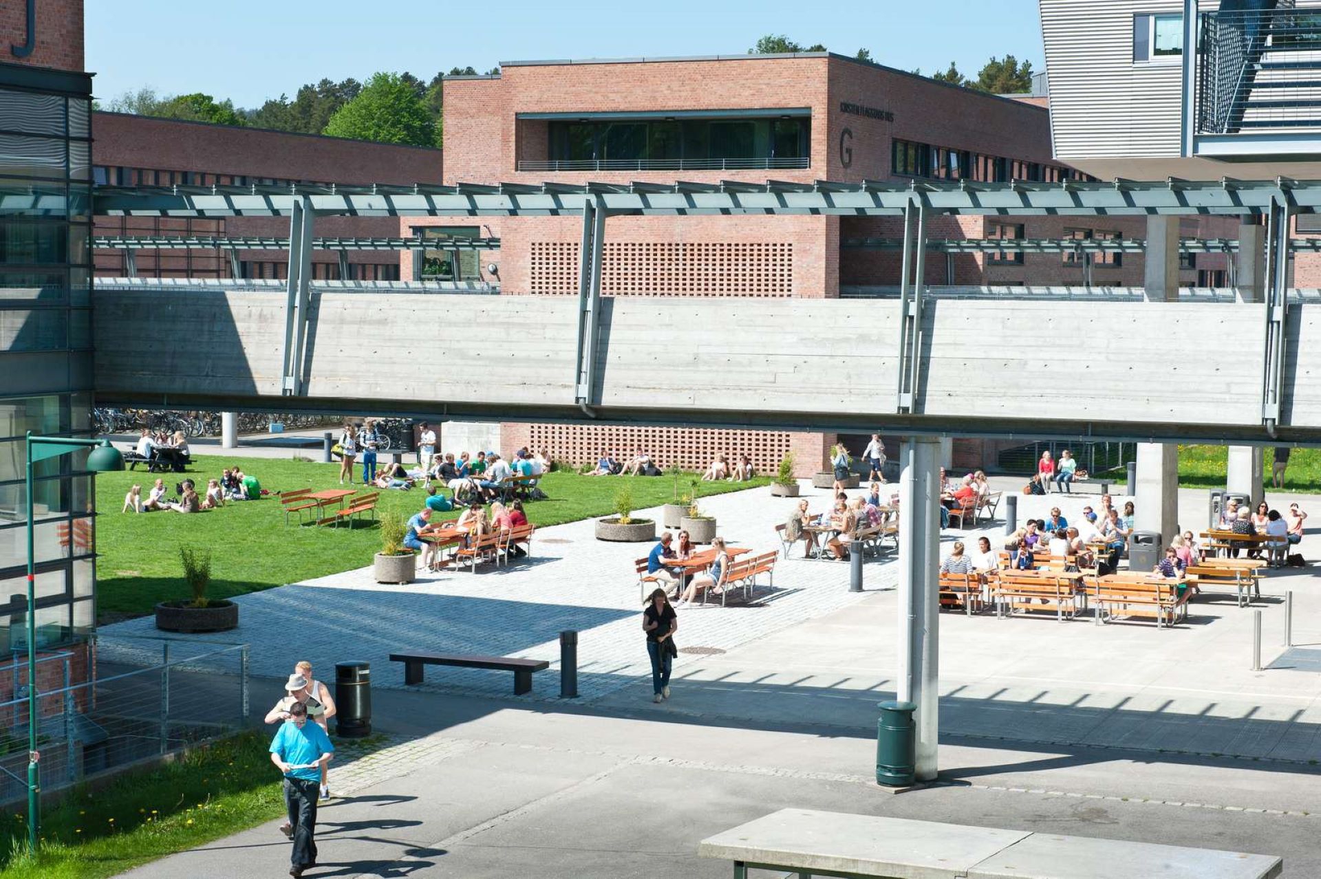 Bildet kan inneholde: bygning, skygge, arkitektur, urbant design, fritid.