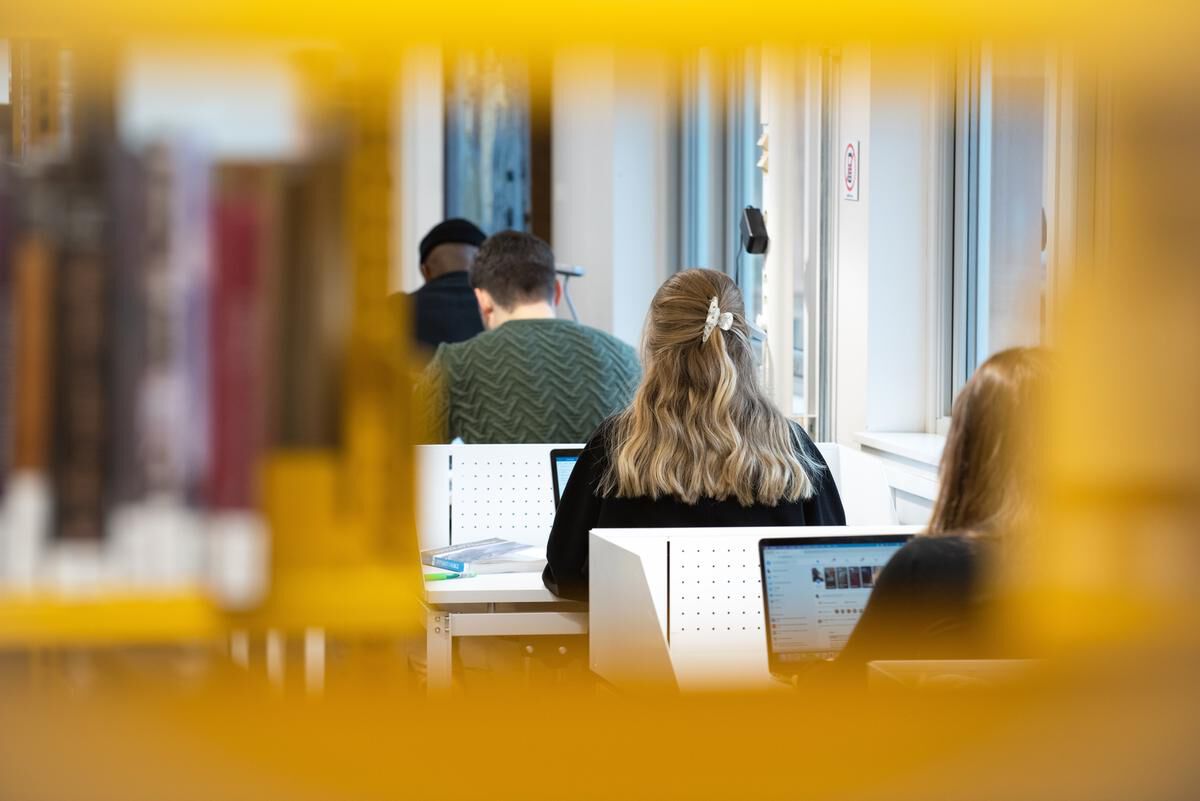 Bildet viser studenter som leser på et bibliotek.
