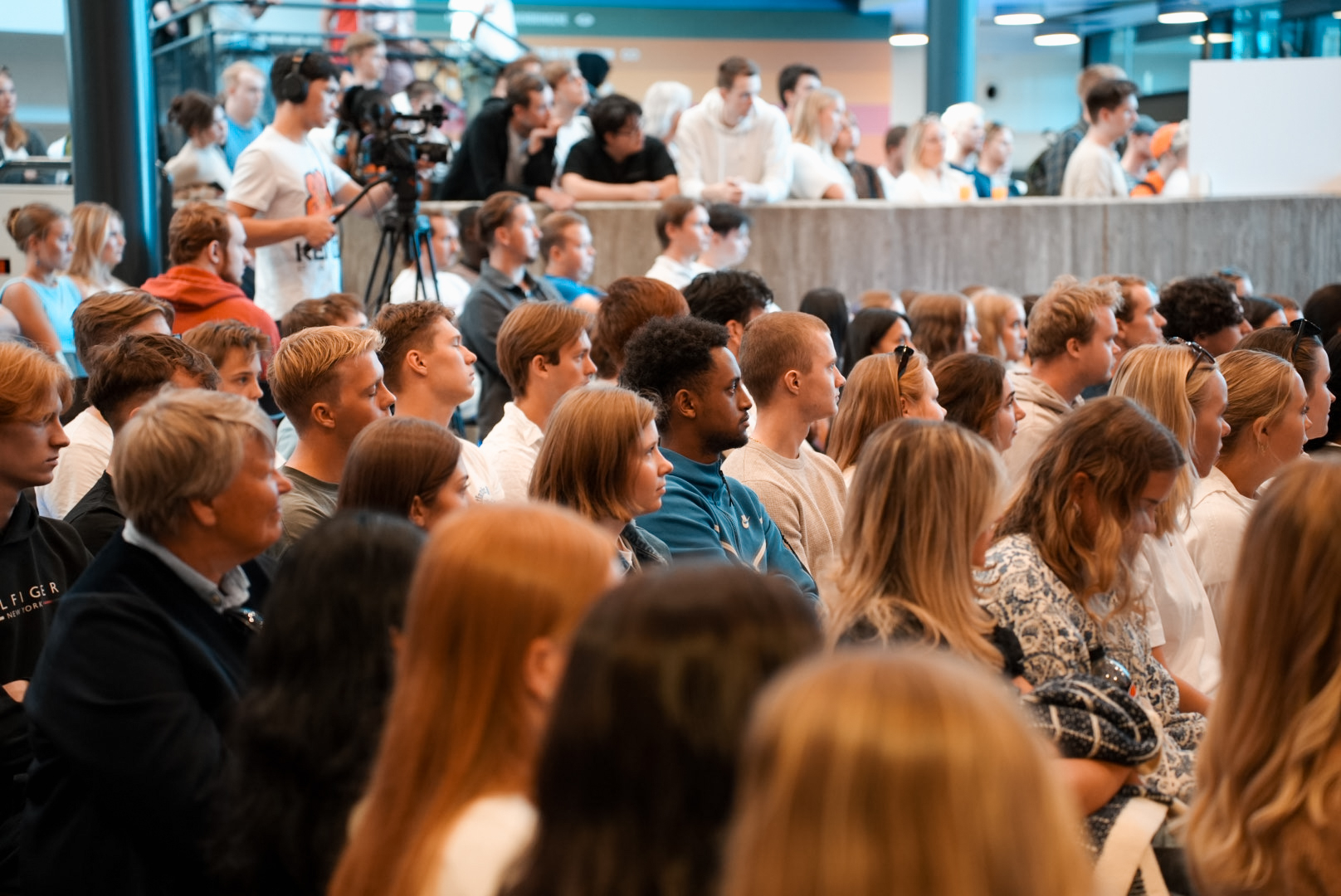 Bilde av flere studenter på campus