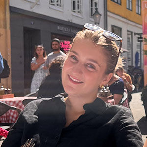 Bildet kan inneholde: smil, ansiktsuttrykk, lykke, moro, halskjede.