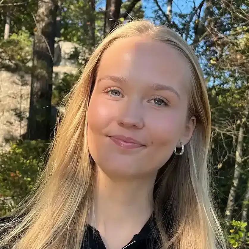 Bildet kan inneholde: smil, lykke, skjønnhet, ansiktsuttrykk, tann.