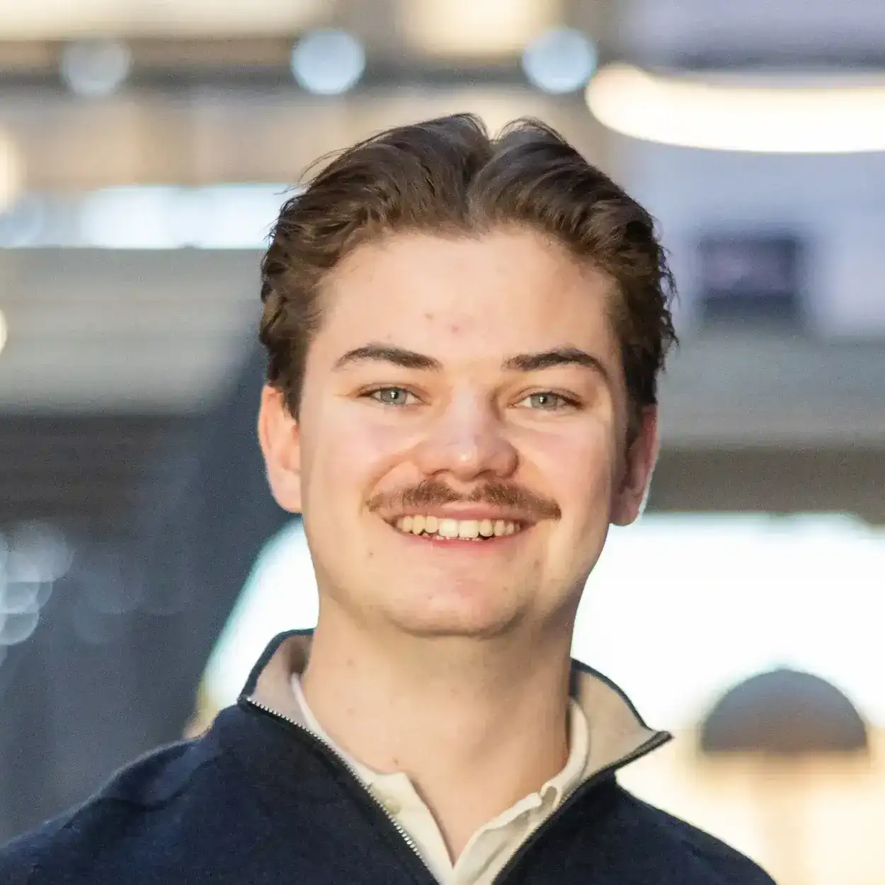 Bildet kan inneholde: person, smil, hake, kinn, øyenbryn.