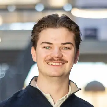 Bildet kan inneholde: person, smil, hake, kinn, øyenbryn.
