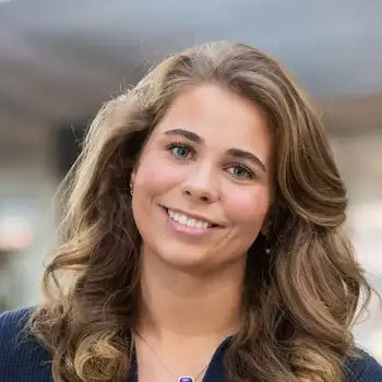 Bildet kan inneholde: smil, kinn, øyenbryn, lepper, lykke.