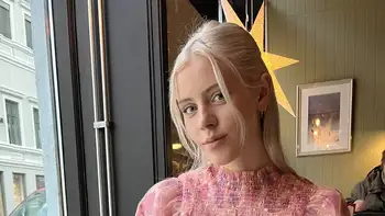 Bildet kan inneholde: skjønnhet, blond, rosa, langt hår, portrettfotografering.