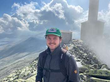 Bildet kan inneholde: stein, sky, berggrunn, rekreasjon, mennesker i naturen.