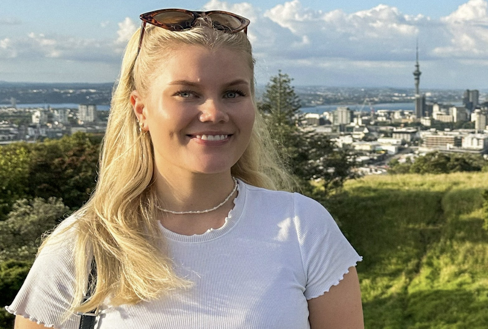 Bildet kan inneholde: smil, lykke, ansiktsuttrykk, blond, fritid.