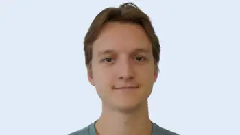 Bildet kan inneholde: person, hake, kinn, øyenbryn, panne.
