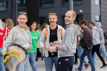 Bildet kan inneholde: erme, sosial gruppe, ungdom, smil, jeans.