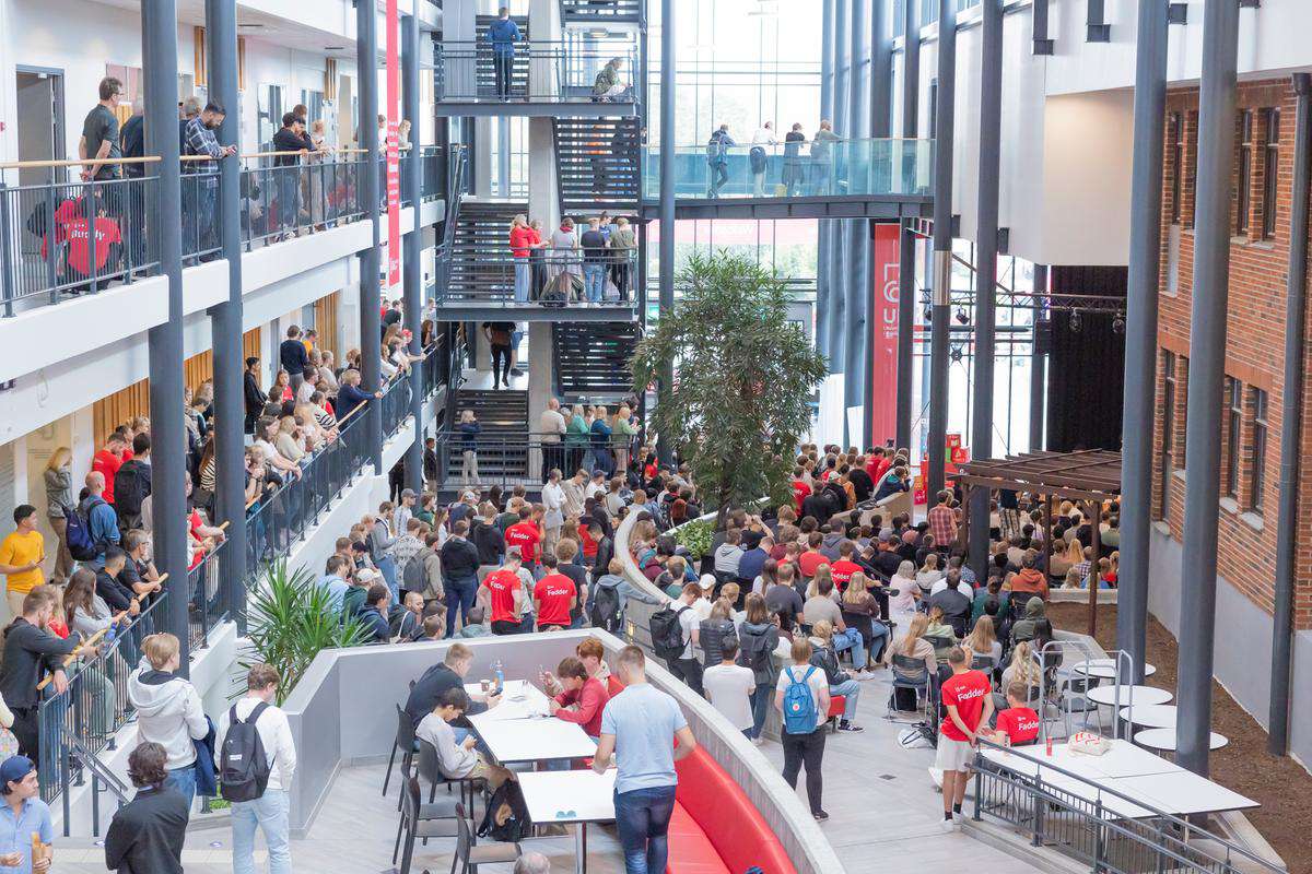 Bildet kan inneholde: jeans, storbyområdet, mengde, blandet bruk, ingeniørfag.
