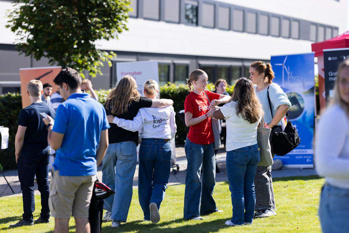 Bildet kan inneholde: ungdom, sosial gruppe, jeans, fritid, denim.