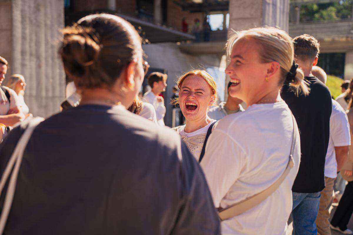 Bildet kan inneholde: person, mennesker, hår, mengde, tempel.