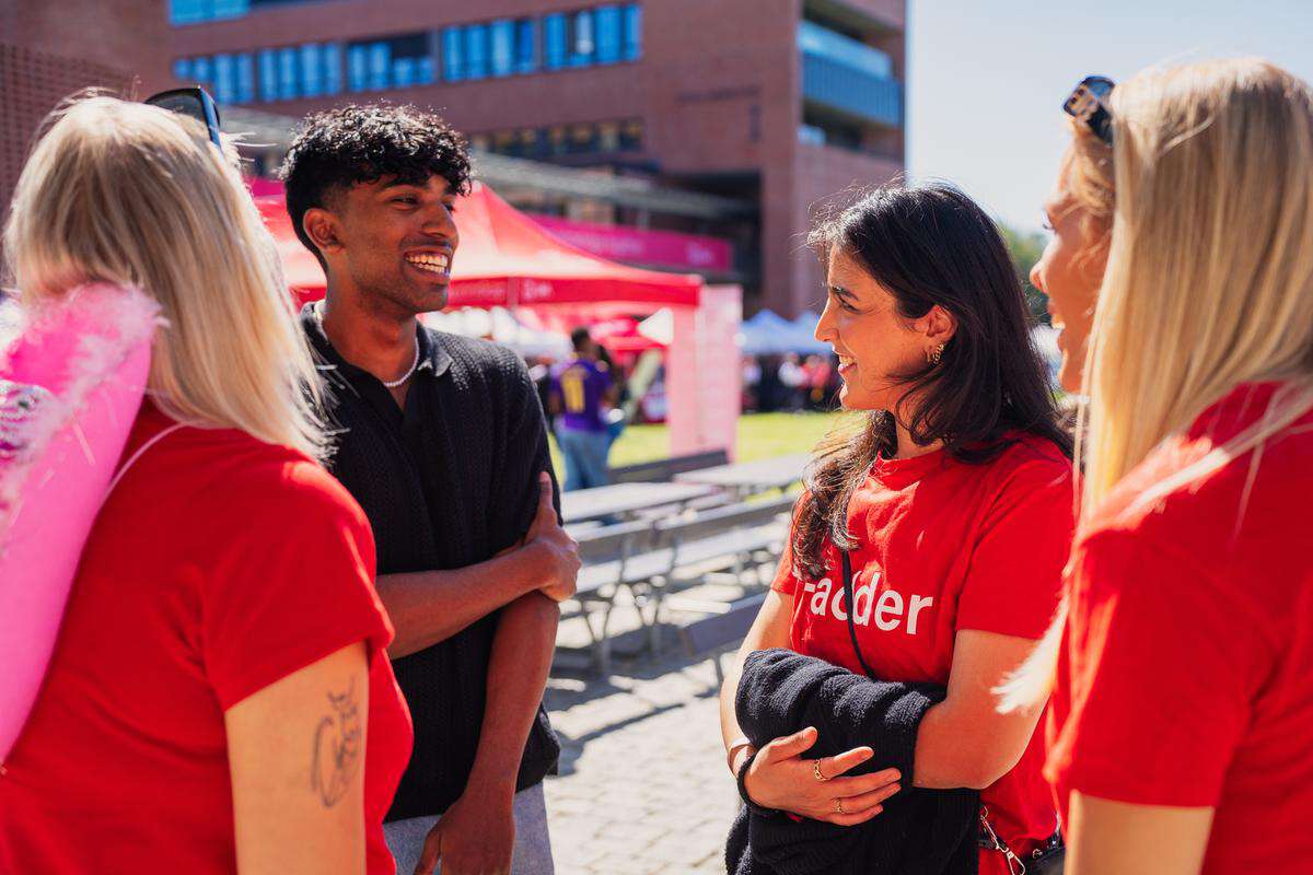 Bildet kan inneholde: rød, smil, lykke, fritid, moro.