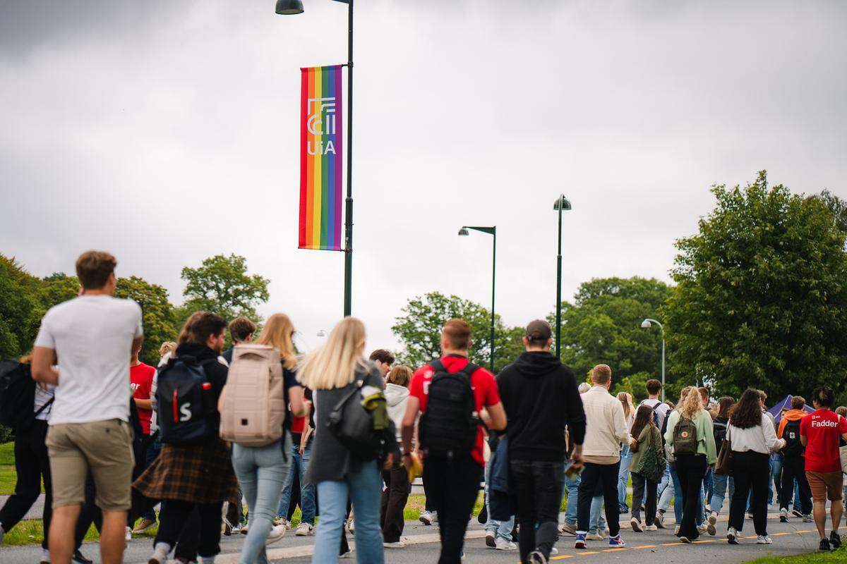 Bildet kan inneholde: offentlig plass, jeans, fotgjenger, mengde, ingen.
