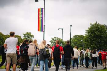 Bildet kan inneholde: offentlig plass, jeans, fotgjenger, mengde, ingen.