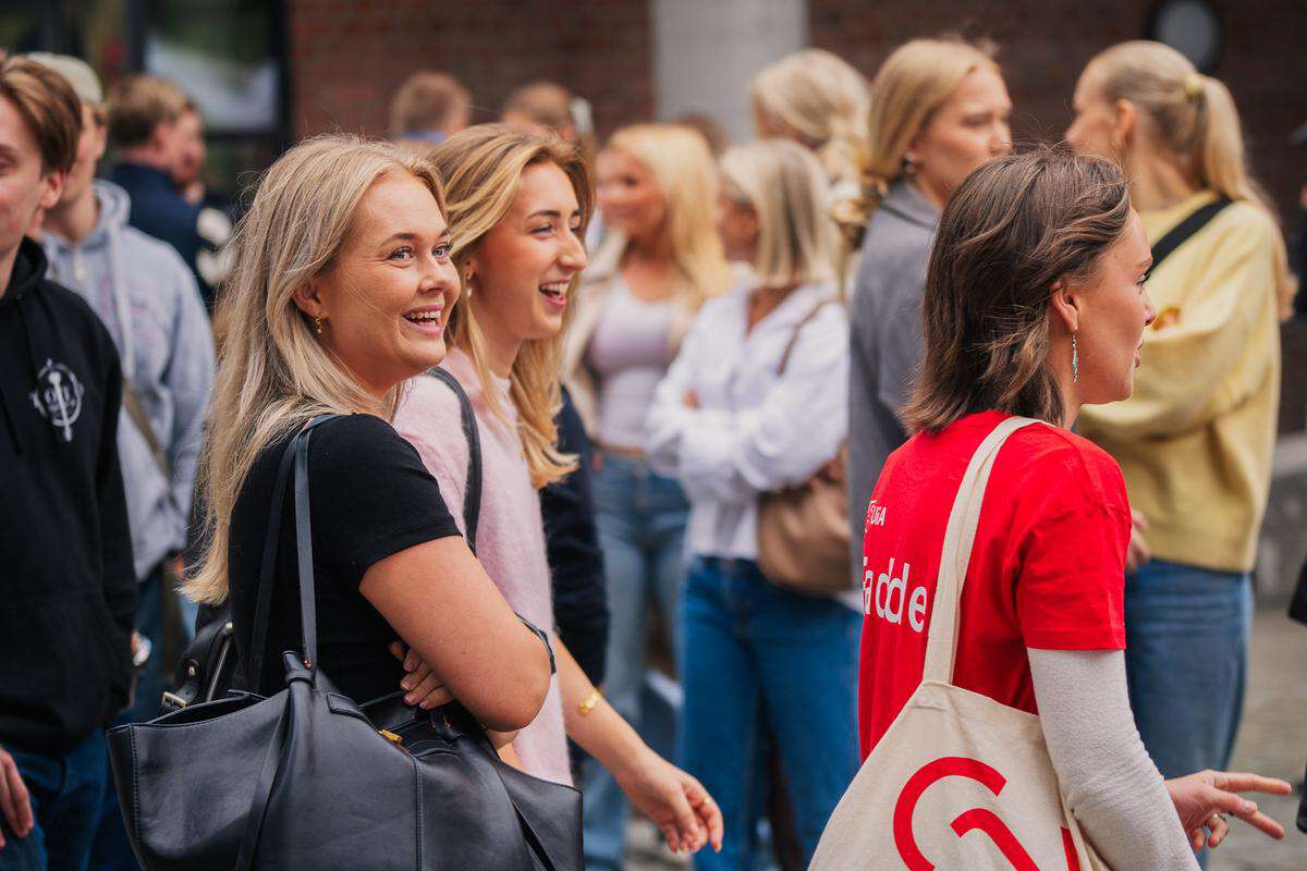 Bildet kan inneholde: mennesker, erme, smil, bag, mote.