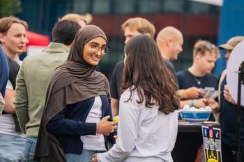 Bildet kan inneholde: mennesker, smil, lykke, ansiktsuttrykk, sosial gruppe.