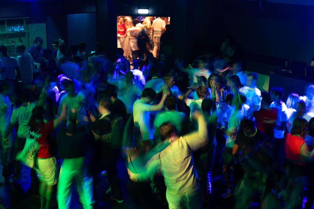 Bildet kan inneholde: underholdning, mengde, hendelse, parti, musikksted.