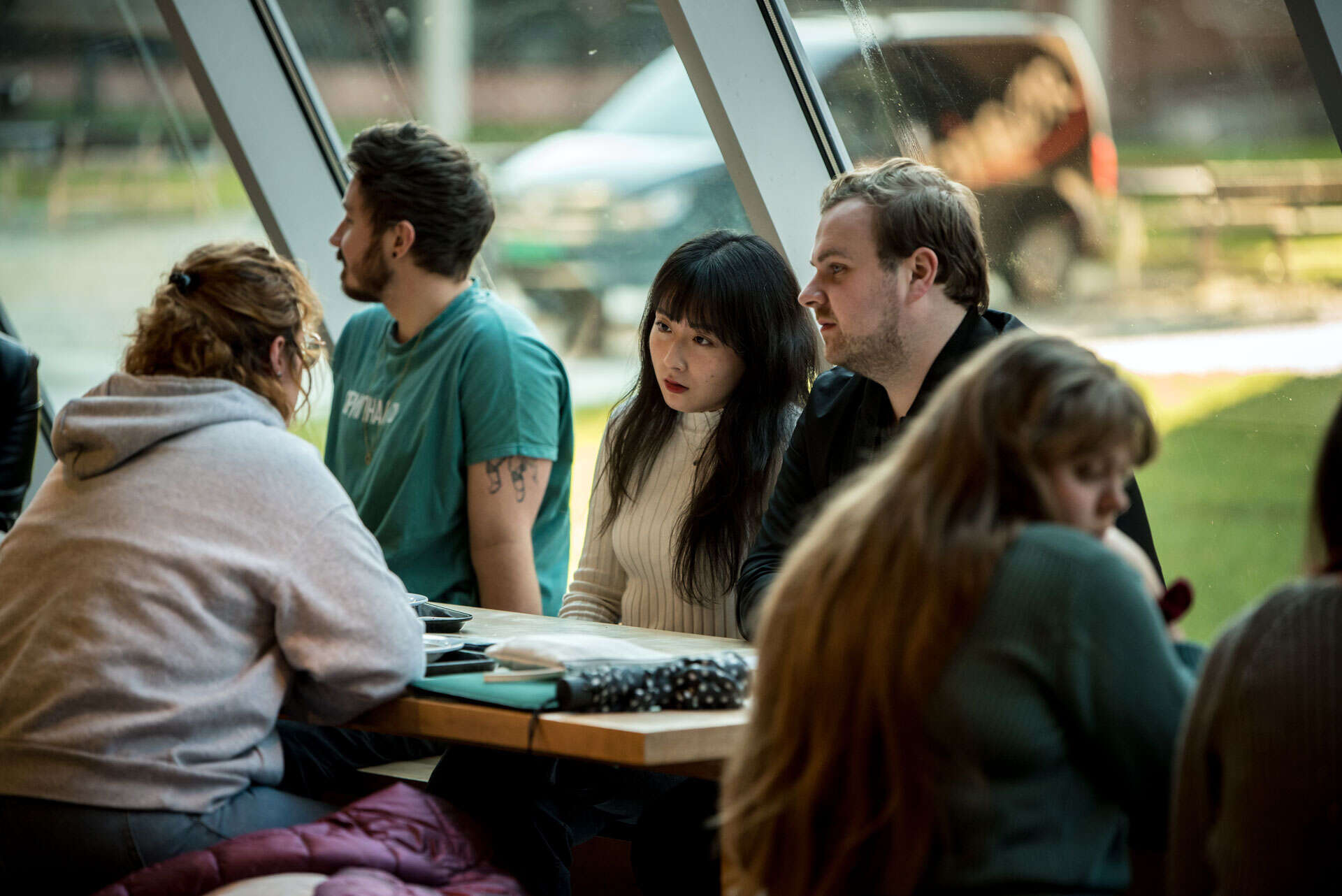 Bilde av studenter i studentkantina i Kristiansand
