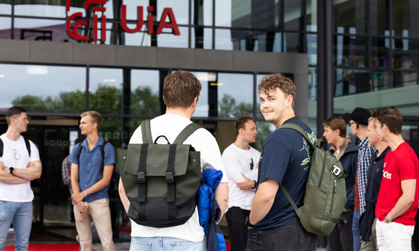 Photo of students in front of campus Grimstad 