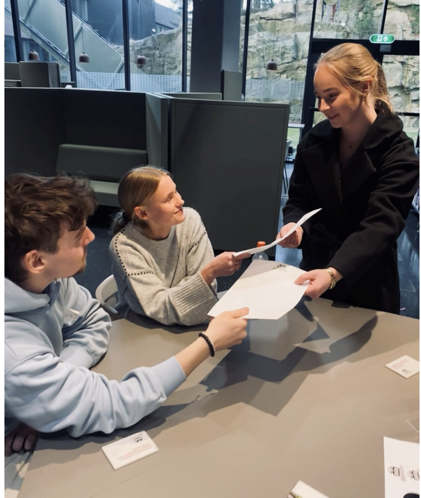 Bilde av studenter i gruppearbeid