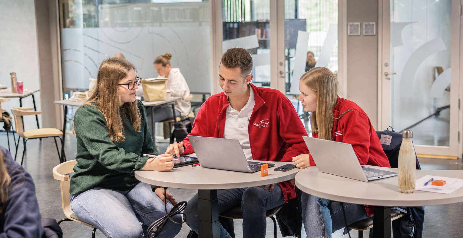 Mentorer hjelper student