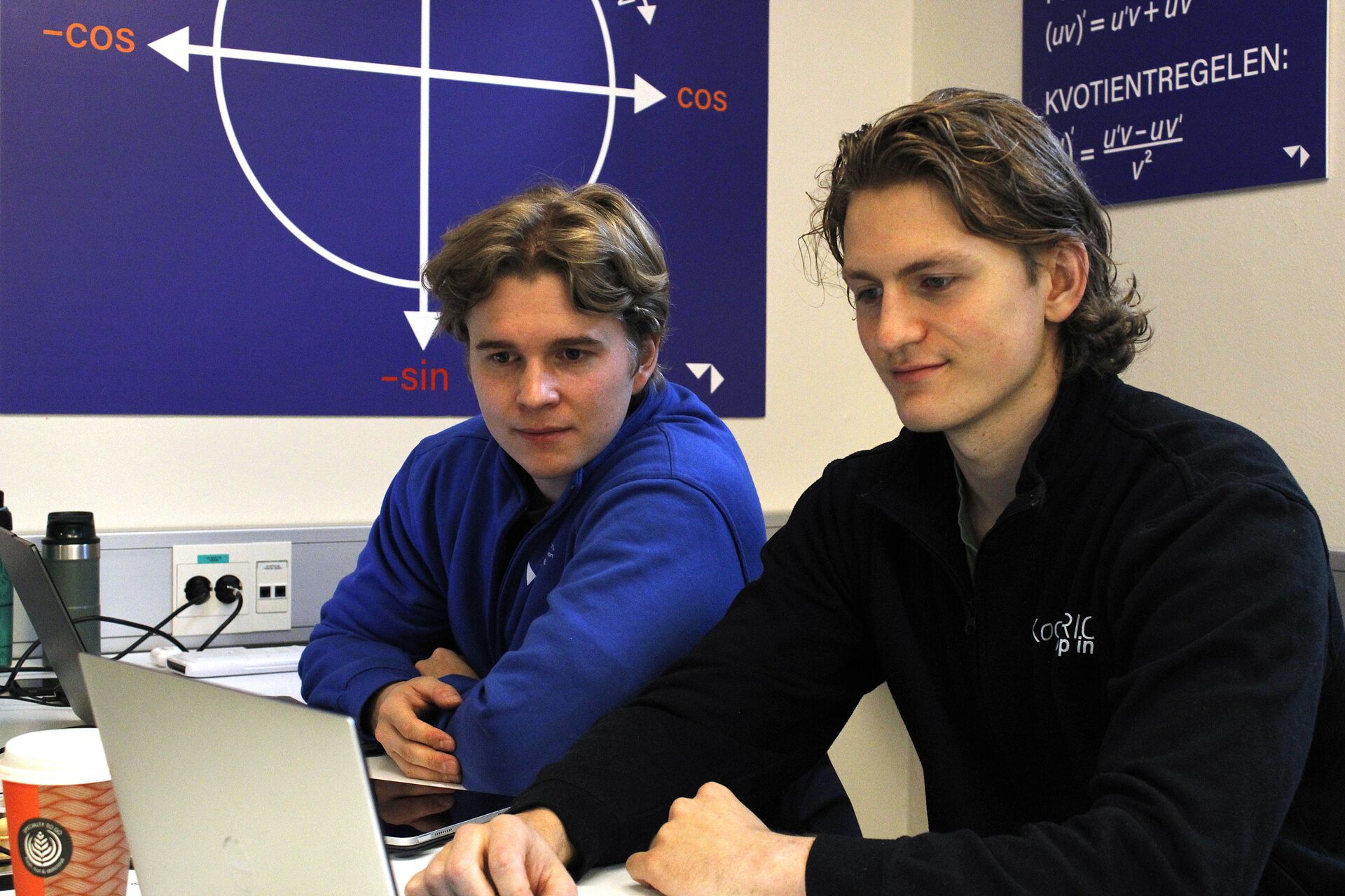 Bildet kan inneholde: bærbar datamaskin, personlig datamaskin, computer, engineering, jakke.
