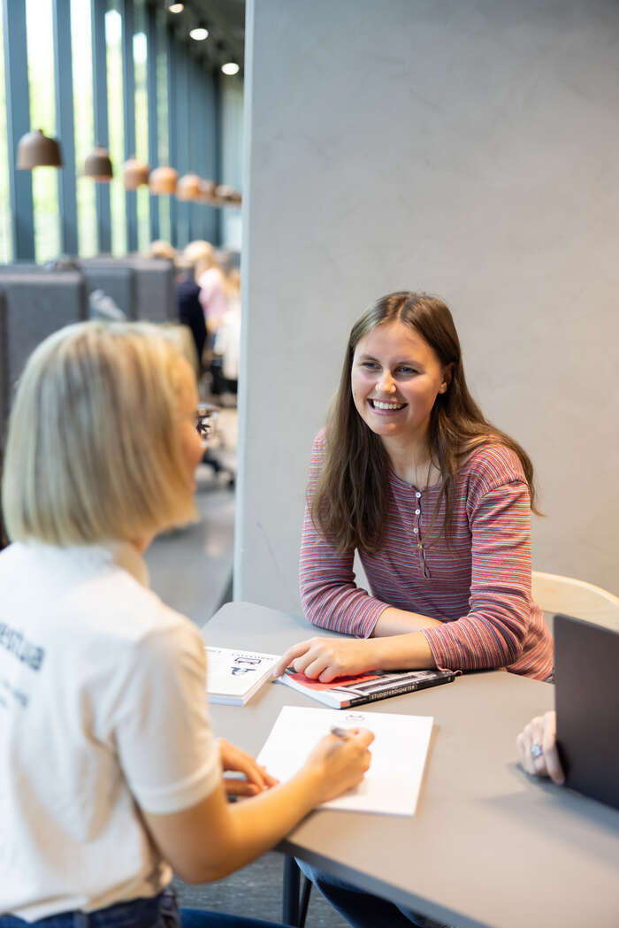 To studenter snakker sammen