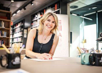 smil ,bord ,bildesign ,pulten ,bokhylle.