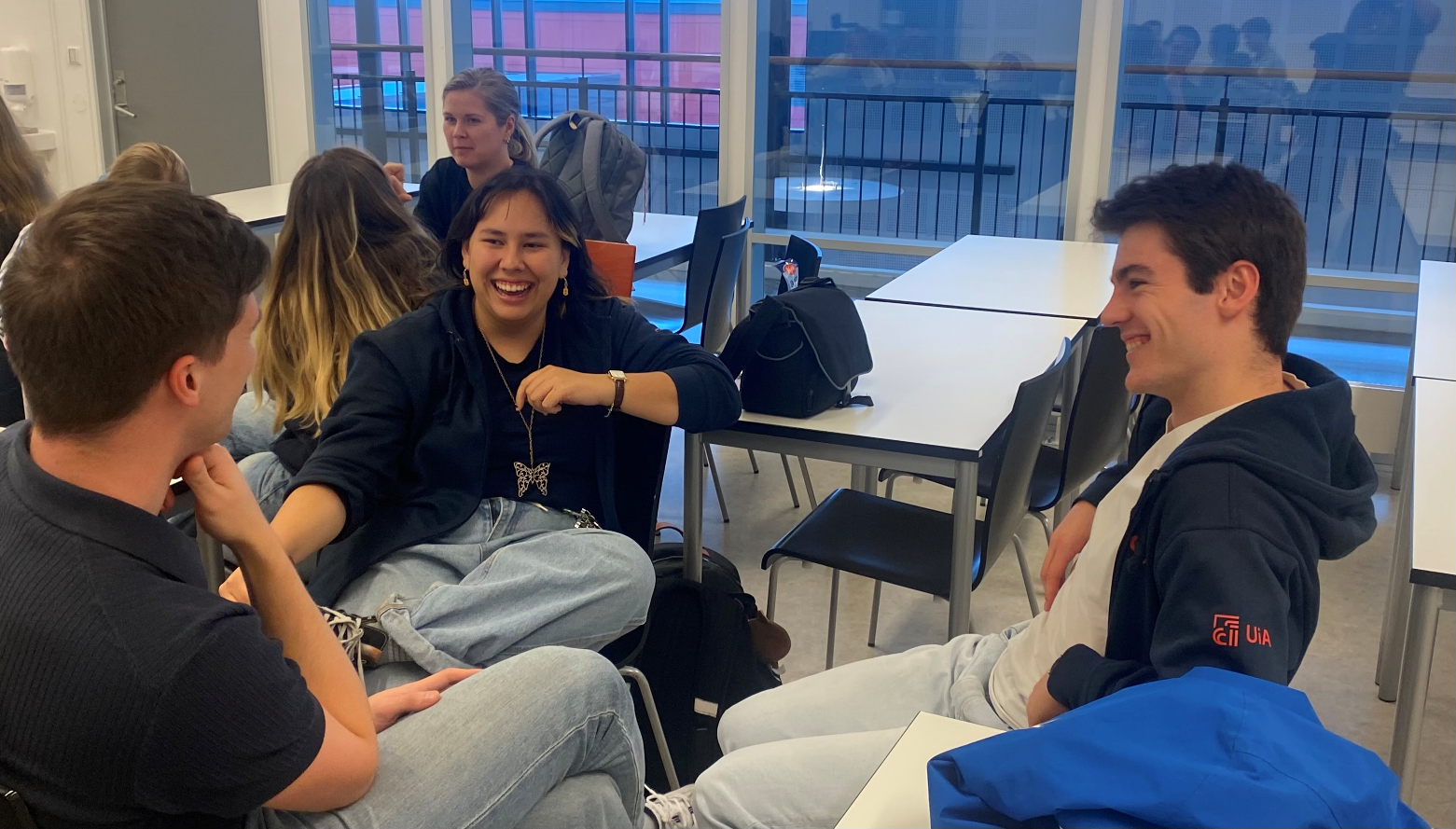 Tre studentmentorer som smiler og ler