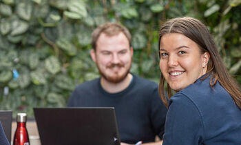 smil ,datamaskin ,laptop ,pattedyr ,sosial gruppe.
