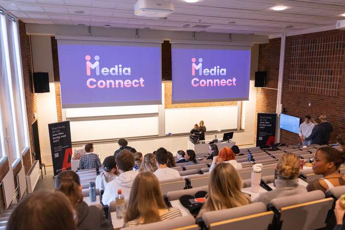 Bildet av forelesningssal med studenter i Grimstad under MediaConnect-arrangmentet