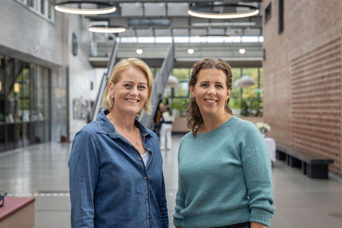Bilde av to karriereveiledere ved siden av hverandre i vrimlehallen 