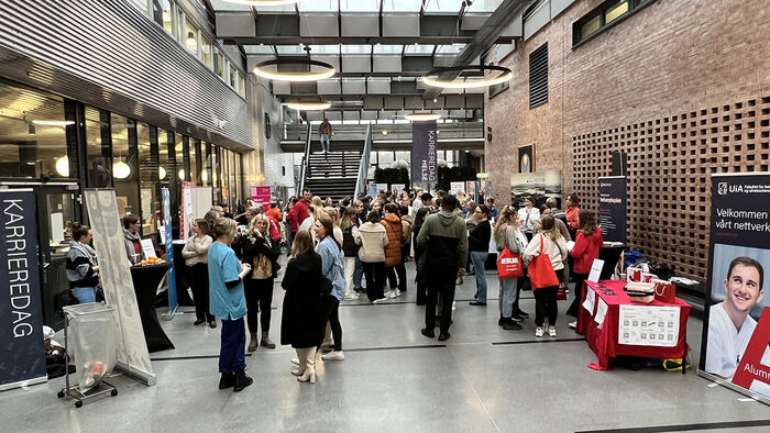 Vrimlehallen UiA som viser standtorg og møteplass mellom studenter og virksomheter. 
