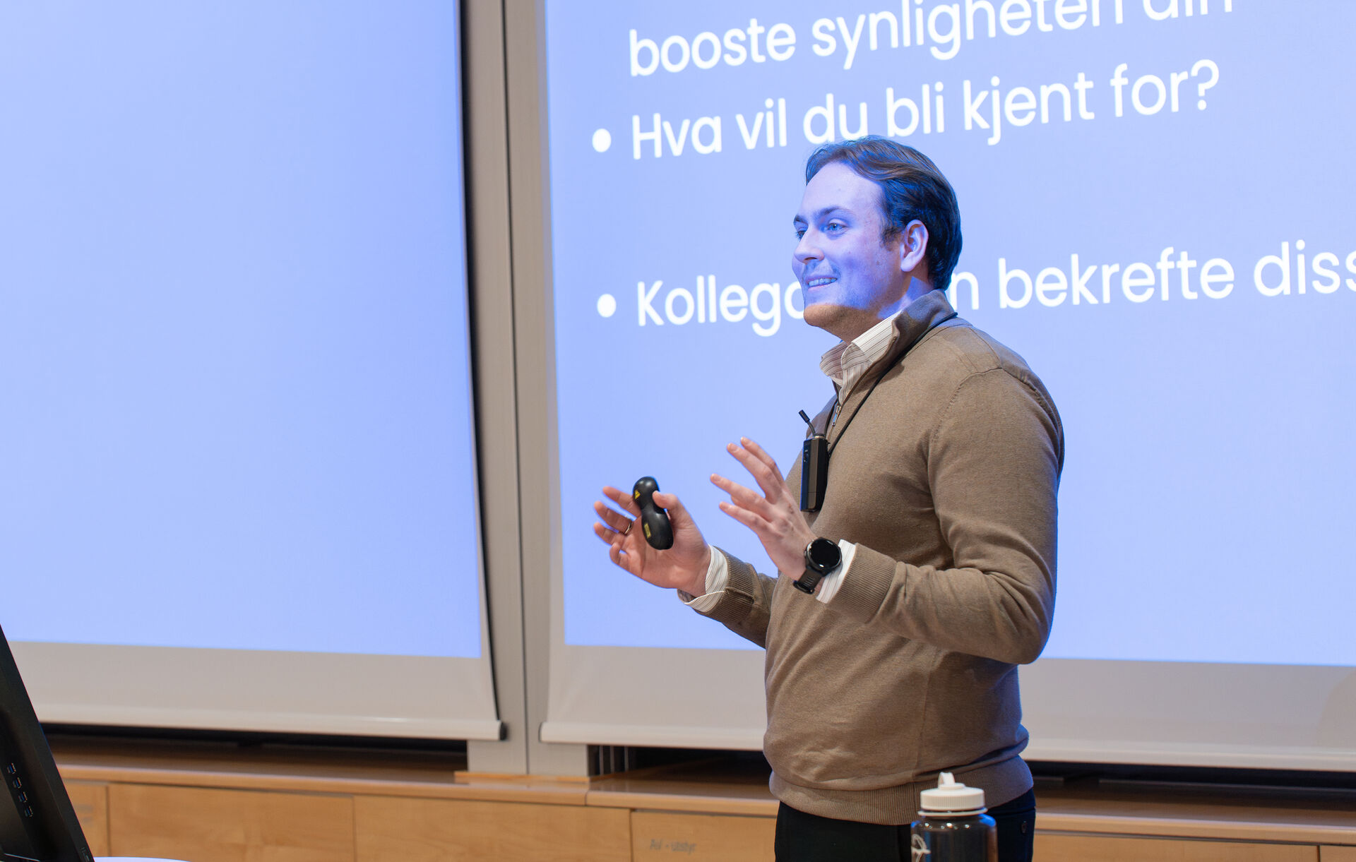 Alexander Skaug Ytterbøl fra Trainee Sør holder foredrag for studentene