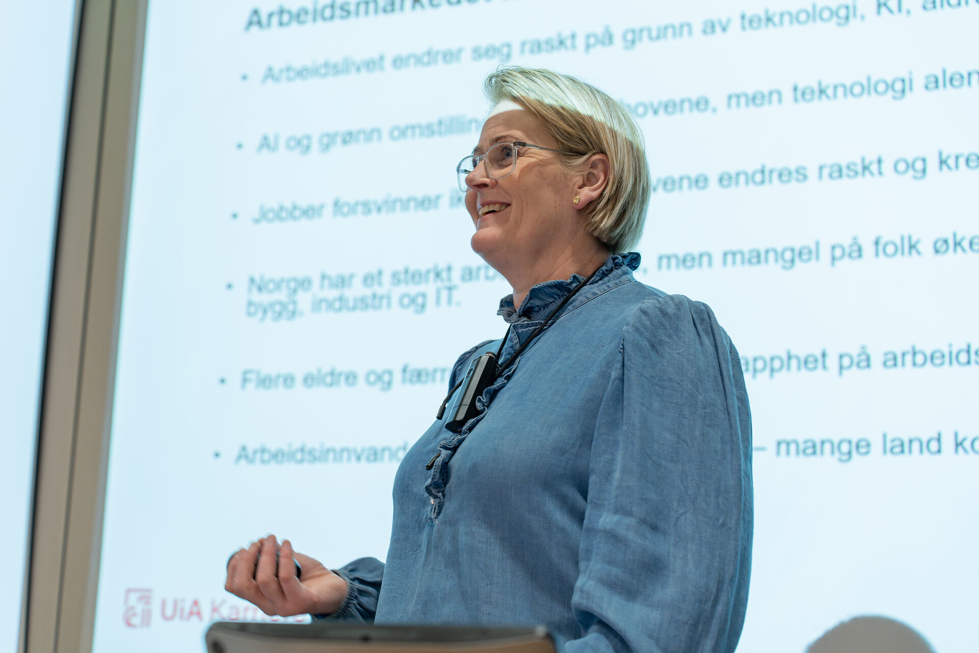 Christina Elefsen holder foredrag og smiler ut til studentene