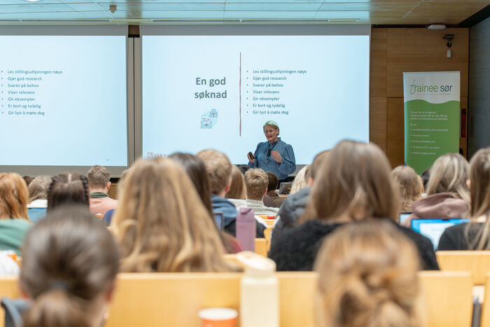 Christina Elefsen holder fremlegg for studentene