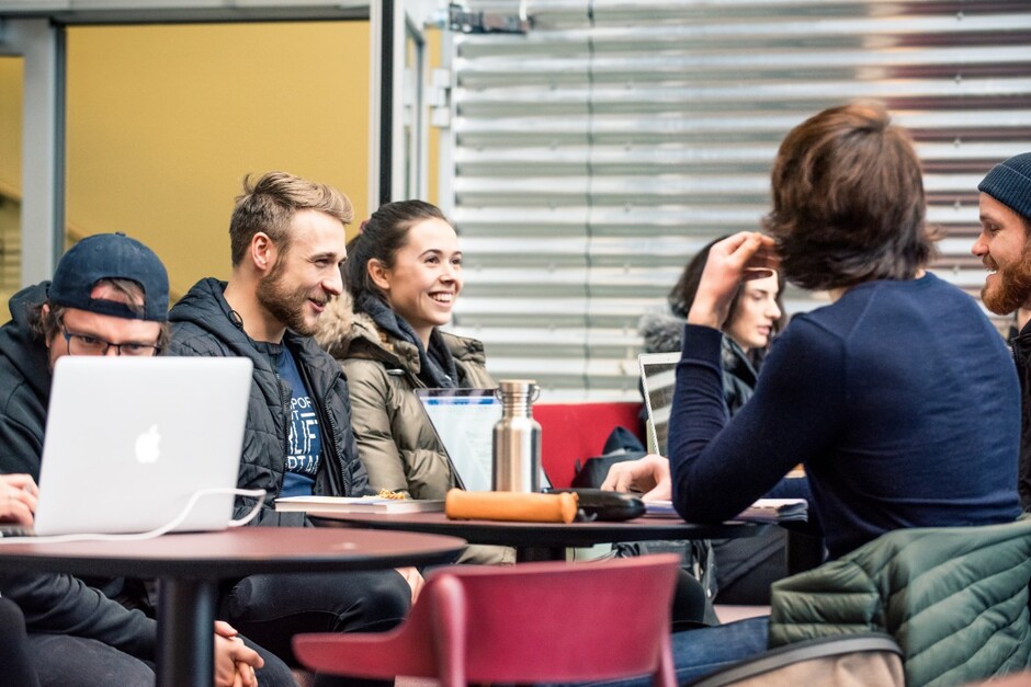 Bildet viser en gruppe studenter, bord, stoler, data, vannflaske, illustrasjonsfoto