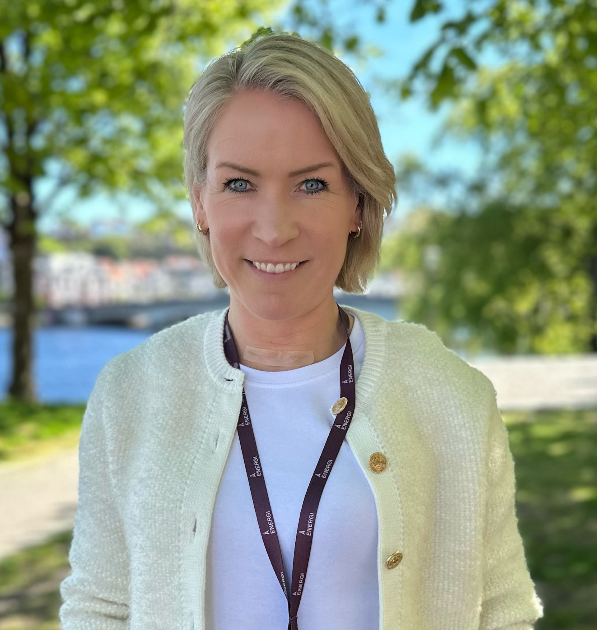 Bildet kan inneholde: topp, klær, hår, ansikt, hode.