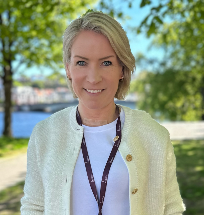 Bildet kan inneholde: topp, klær, hår, ansikt, hode.