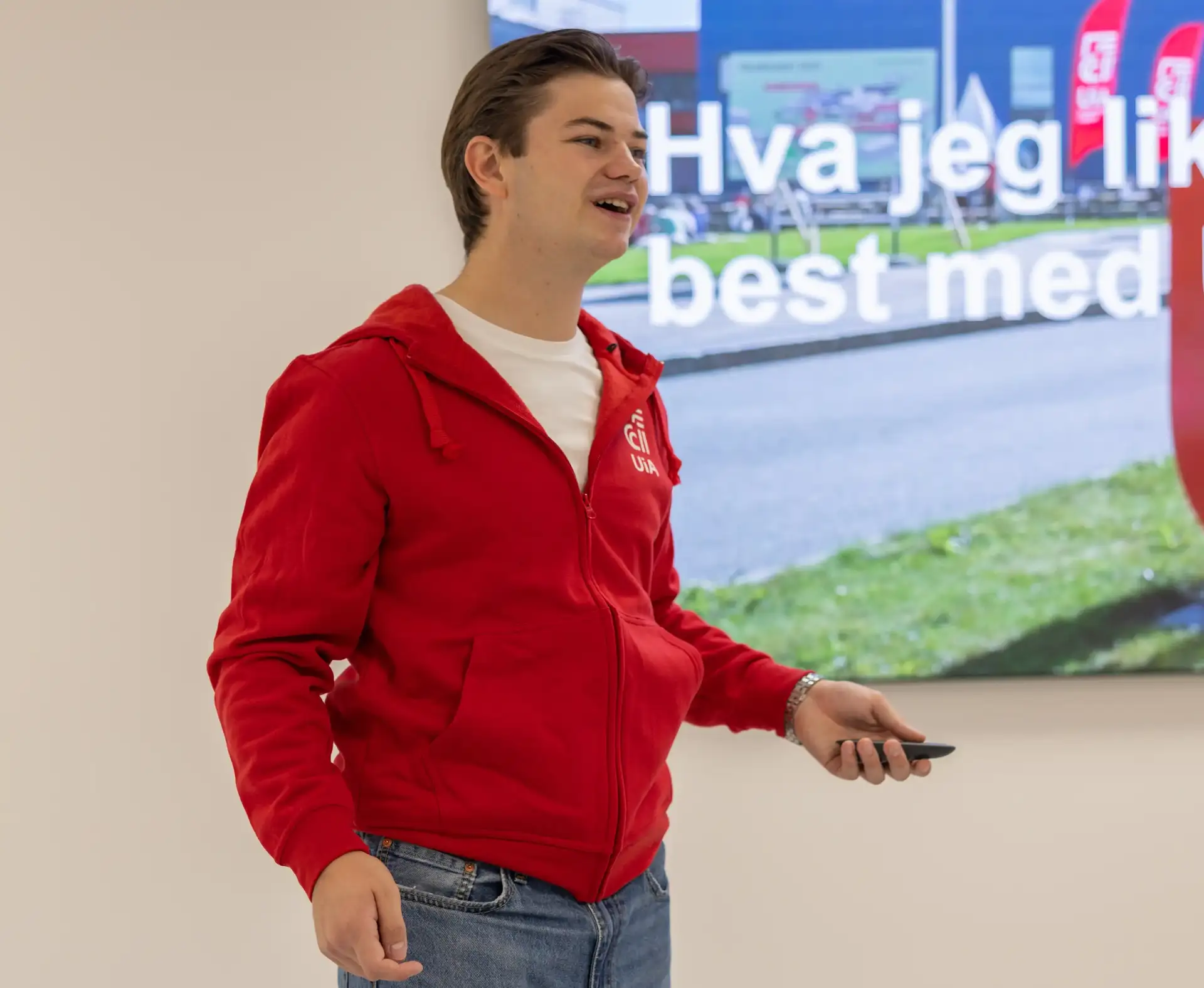 Mannlig UiA-student holder presentasjon om UiA