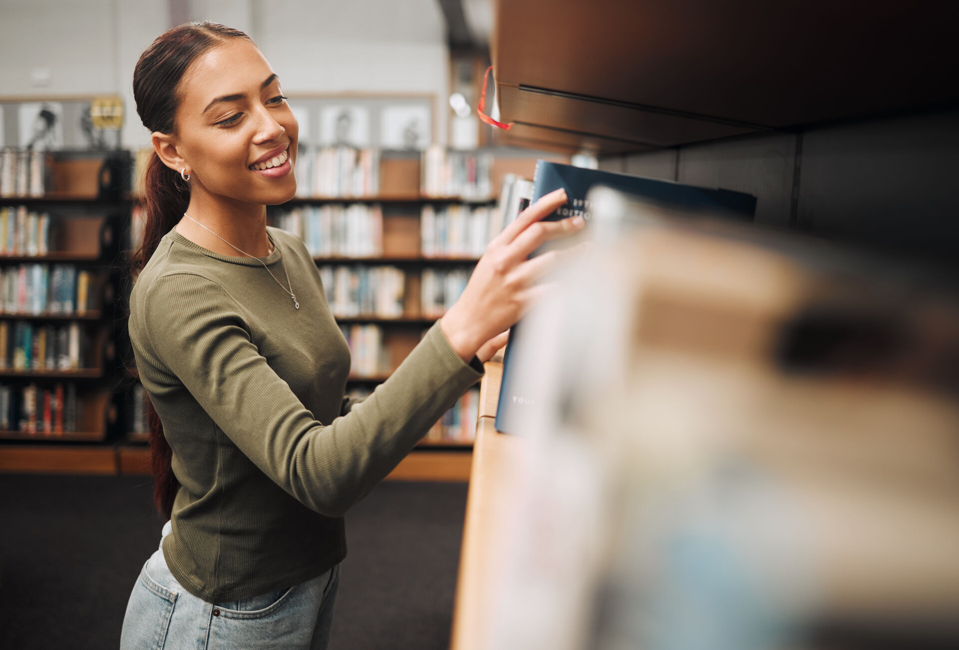 Student leter etter bok