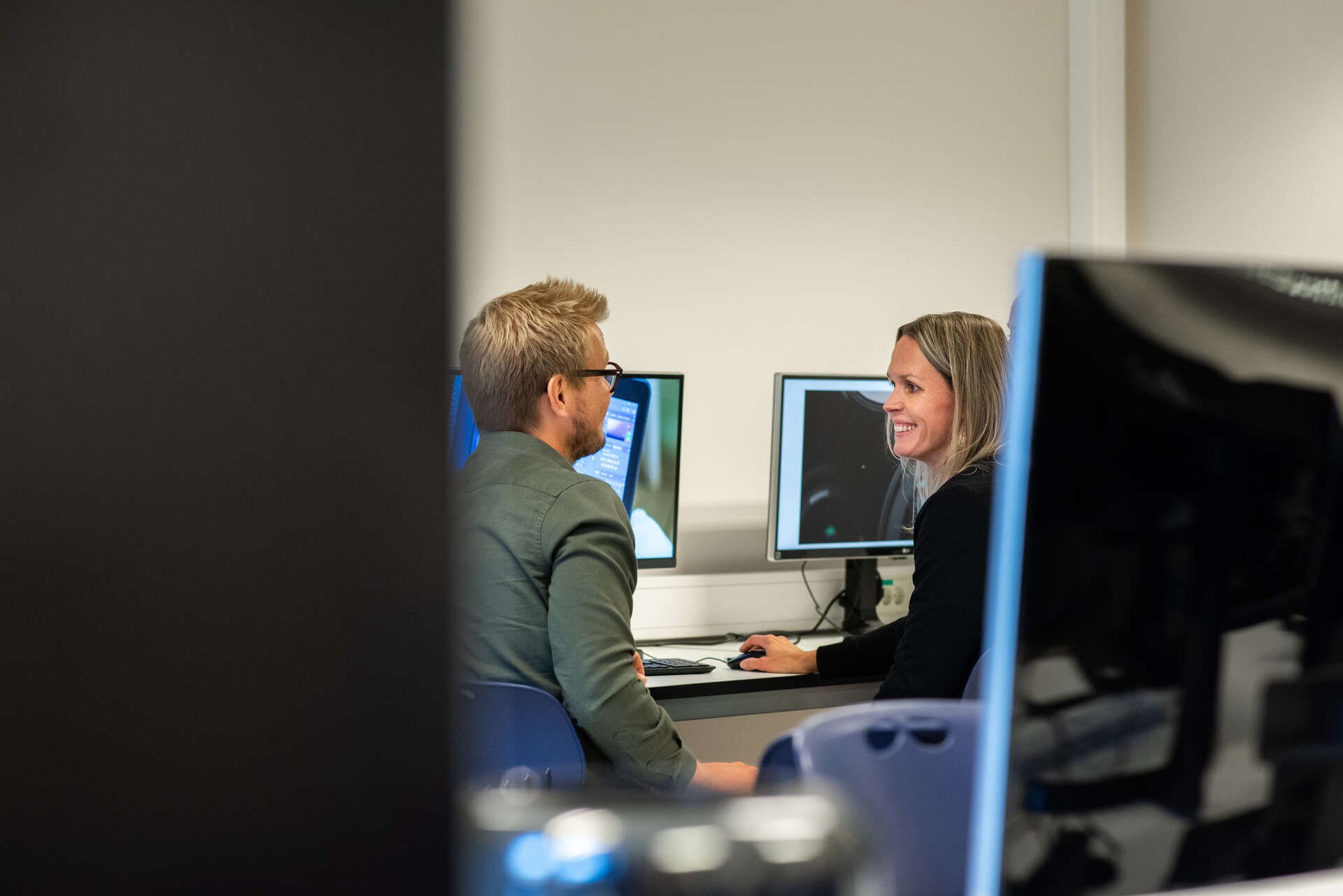 Bilde av to studenter som ser på en skjerm