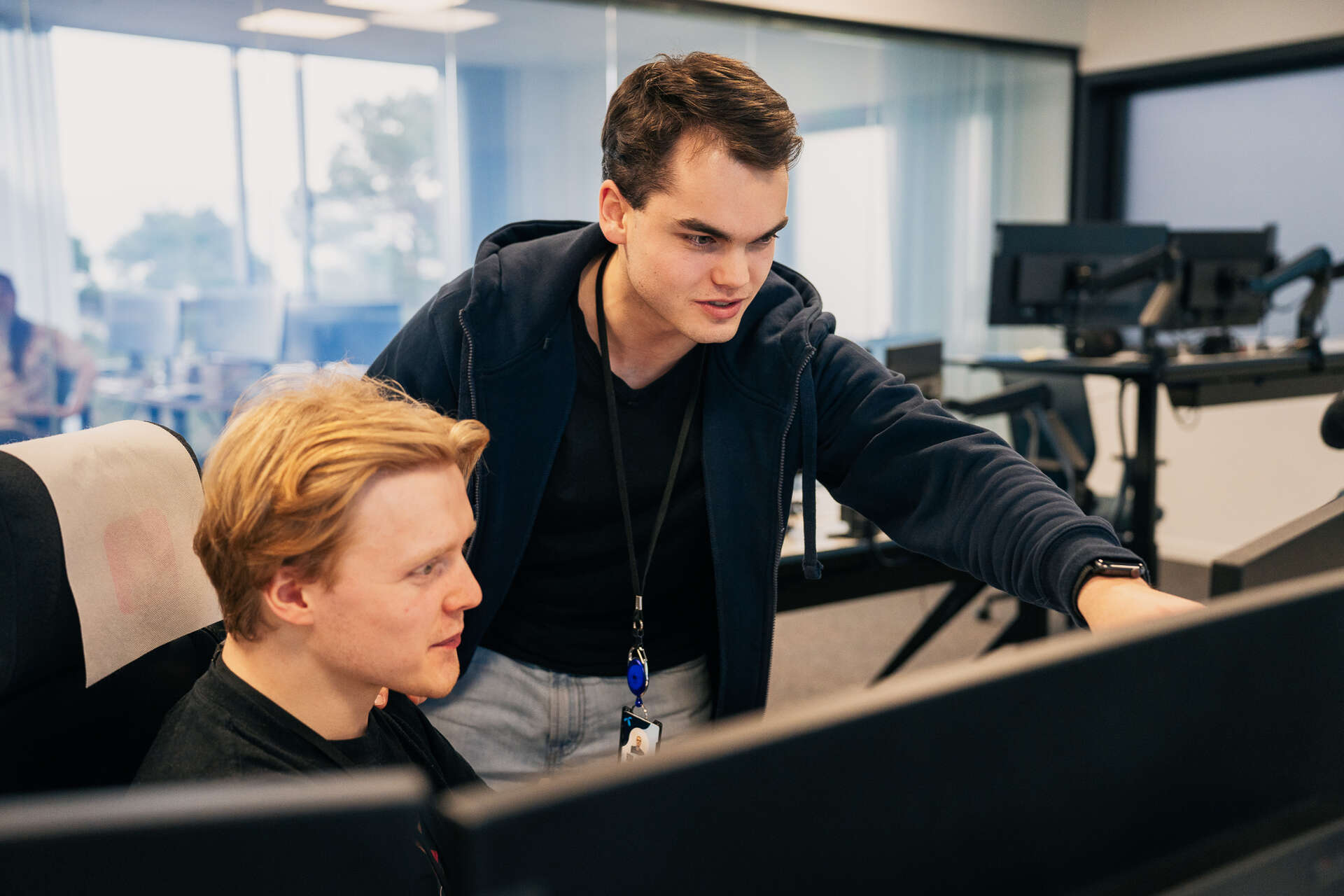To jenter som ser på en pc-skjerm