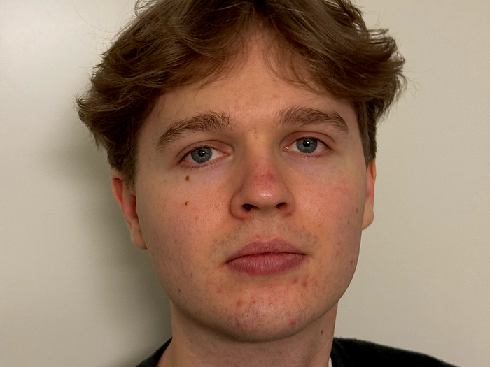 Thomas ser inn i kamera
